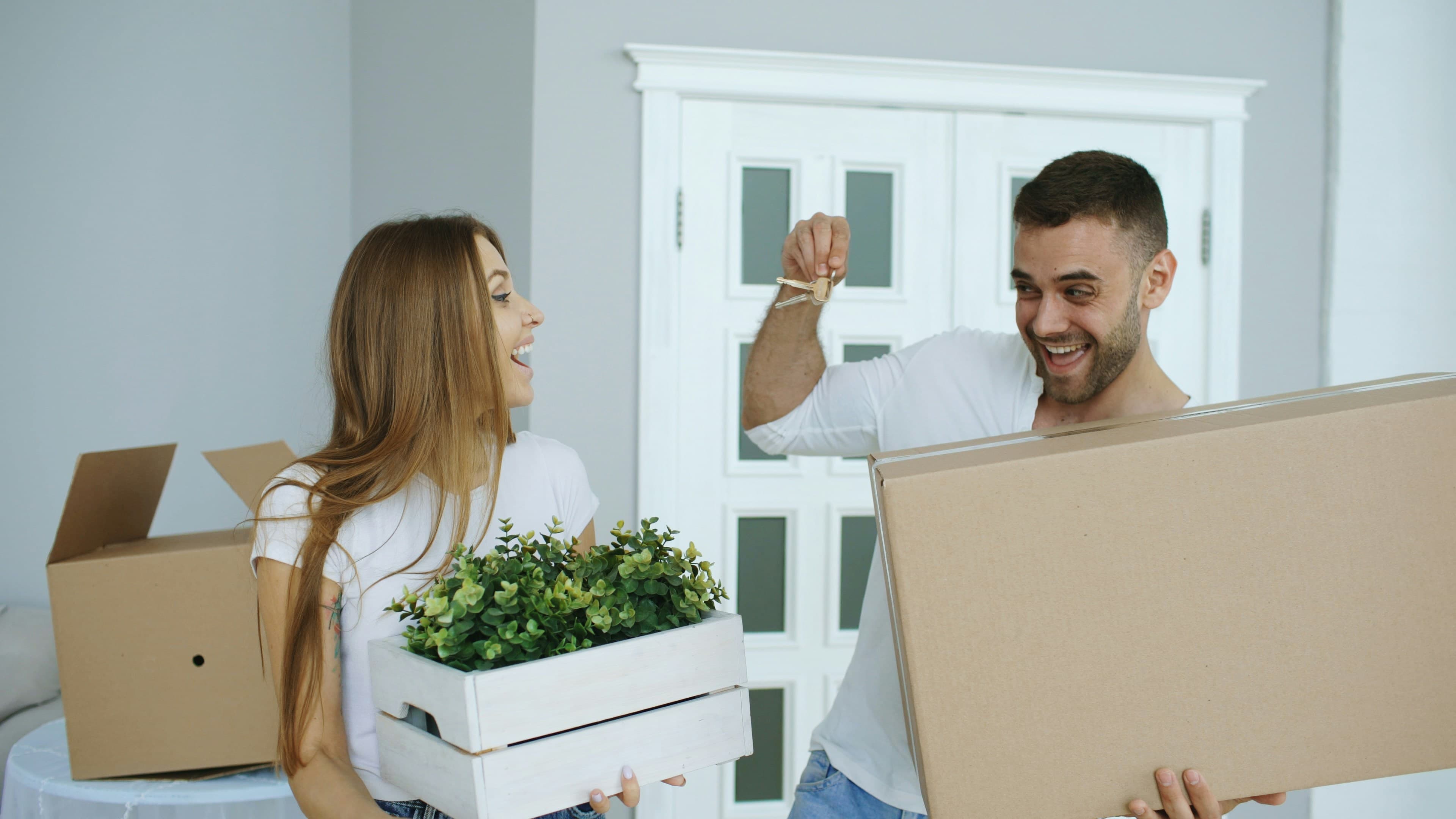 Paar freut sich beim Einzug ins neue Zuhause